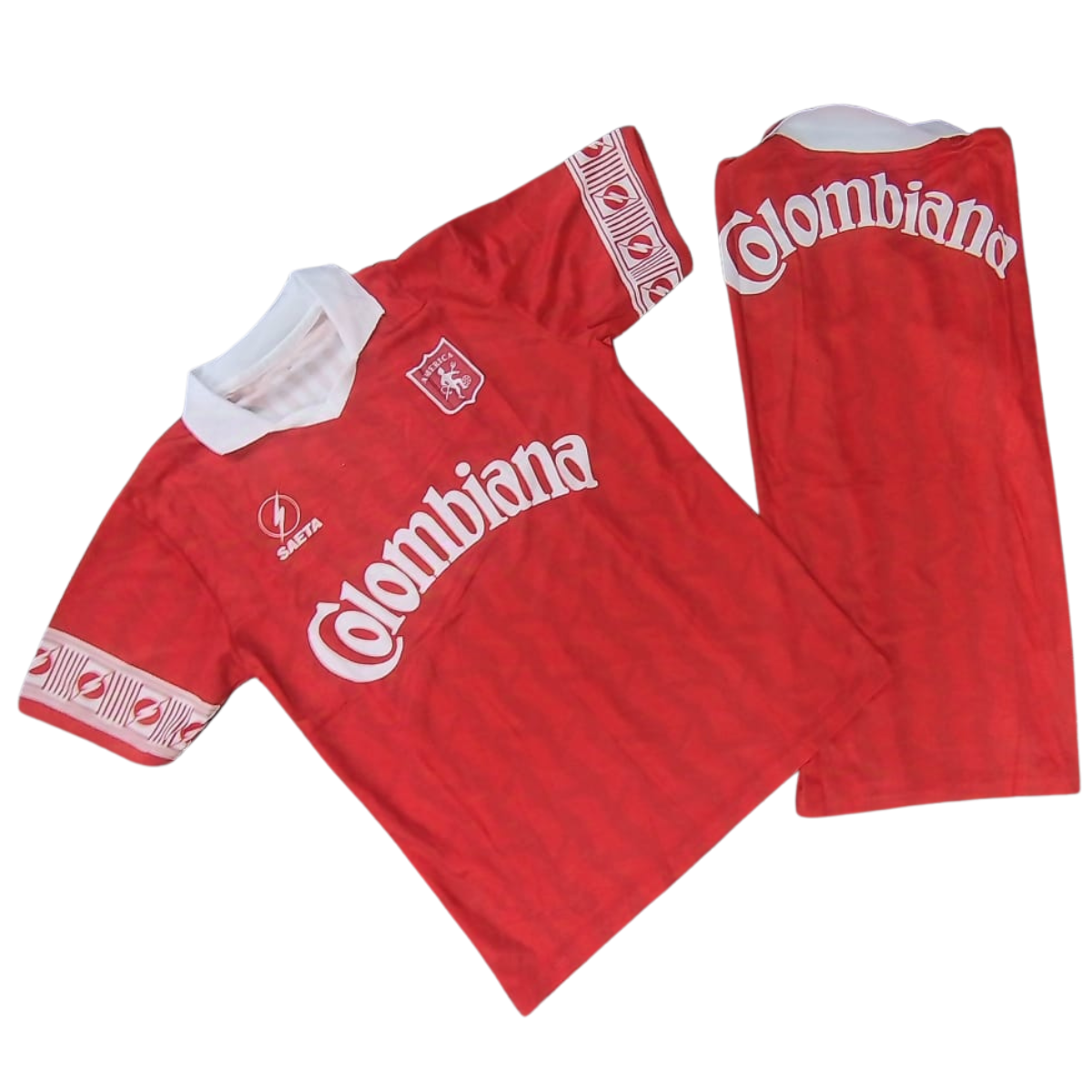 Camisetas del América de Cali Retro Hombre. Las camisetas del América de Cali retro para hombre son una pieza icónica para los fanáticos del fútbol y, especialmente, de uno de los clubes más grandes de Colombia. Estos jerseys no solo representan la historia del equipo, sino también el orgullo y la pasión que han acompañado a la afición durante décadas. Si estás buscando una camiseta que evoque los momentos más gloriosos del América de Cali, aquí en Onlineshoppingcenterg te ofrecemos una amplia selección de camisetas retro que combinan estilo, calidad y sentimiento.  ¿Por qué comprar camisetas del América de Cali retro hombre? Las camisetas retro tienen un encanto especial, pues están llenas de historia y recuerdos inolvidables. Los seguidores más fieles del América de Cali buscan estas prendas para recordar épocas gloriosas, títulos inolvidables y momentos únicos. Pero más allá de su valor sentimental, las camisetas del América de Cali retro para hombre también destacan por su estilo único y su estética clásica.  Diseño clásico y autenticidad Las camisetas del América de Cali retro hombre están diseñadas para evocar los uniformes más emblemáticos de la historia del club. Desde los años dorados en los que el equipo dominaba el fútbol colombiano, hasta los momentos de lucha y resurgimiento, cada diseño tiene un significado especial. Además, estas camisetas son reproducciones fieles de las originales, lo que las convierte en un auténtico tributo al legado del América de Cali.  Calidad y comodidad Aunque estas camisetas están inspiradas en el pasado, cuentan con materiales modernos que aseguran comodidad y durabilidad. En Onlineshoppingcenterg, nos aseguramos de ofrecer camisetas que no solo luzcan bien, sino que también te hagan sentir cómodo. Ya sea para lucir en el estadio o en tu día a día, estas camisetas son una excelente opción para cualquier seguidor del América de Cali.